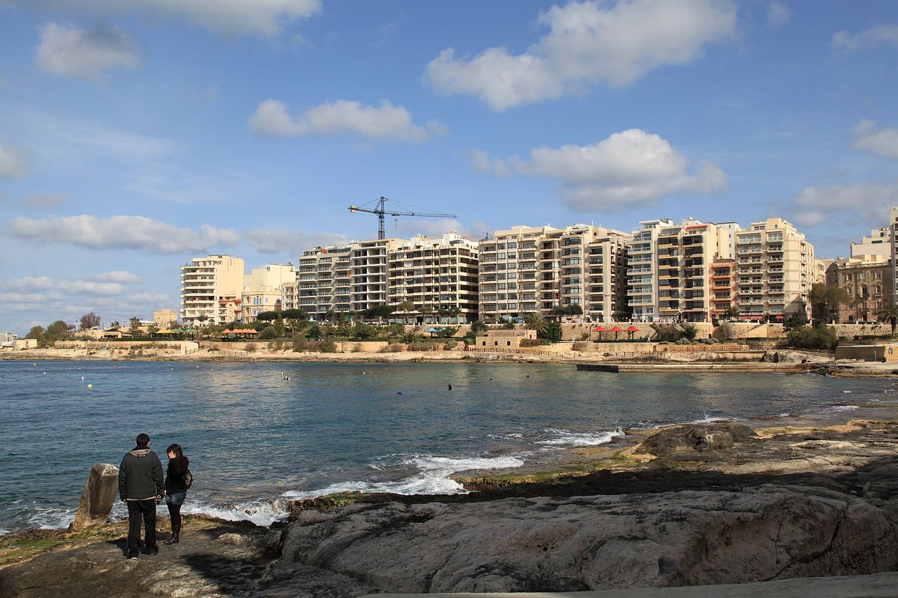 1280px-Malta_-_Sliema_-_Triq_it-Torri_+_Gnien_l-Indipendenza_01_ies