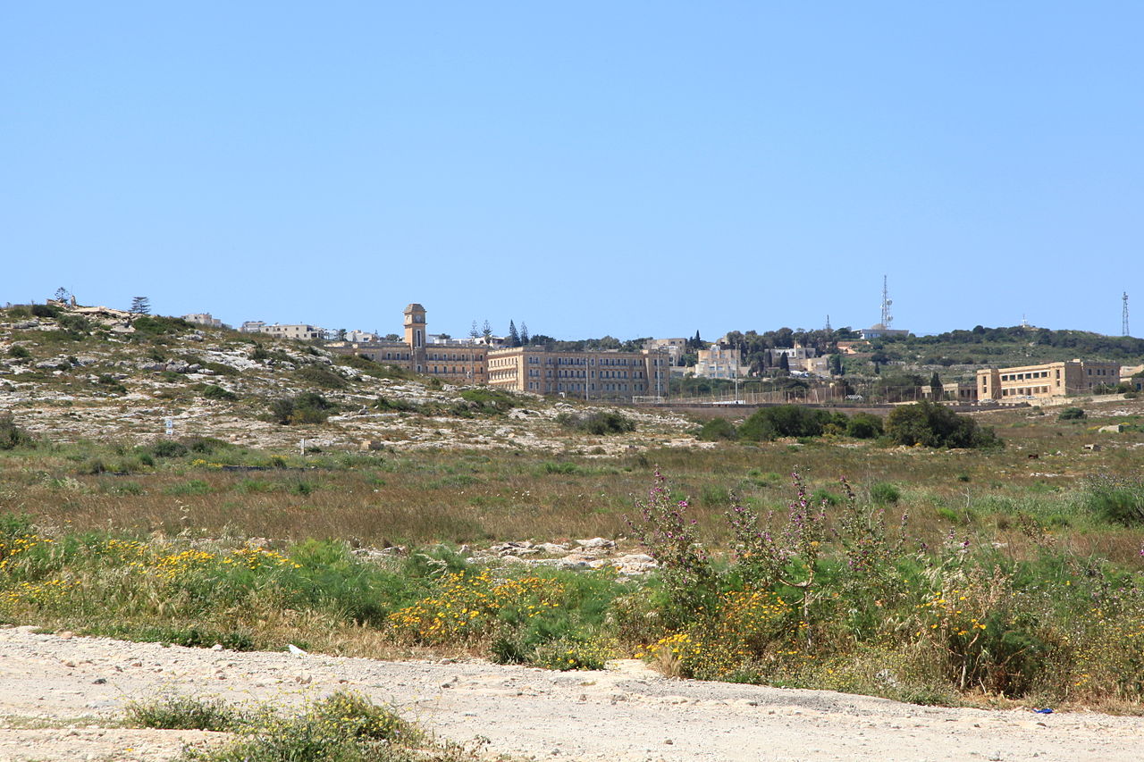 Malta_-_Pembroke_-_Triq_il-Fortizza_-_L-Inhawi_ta'_Pembroke_+_St_Clare_College_01_ies